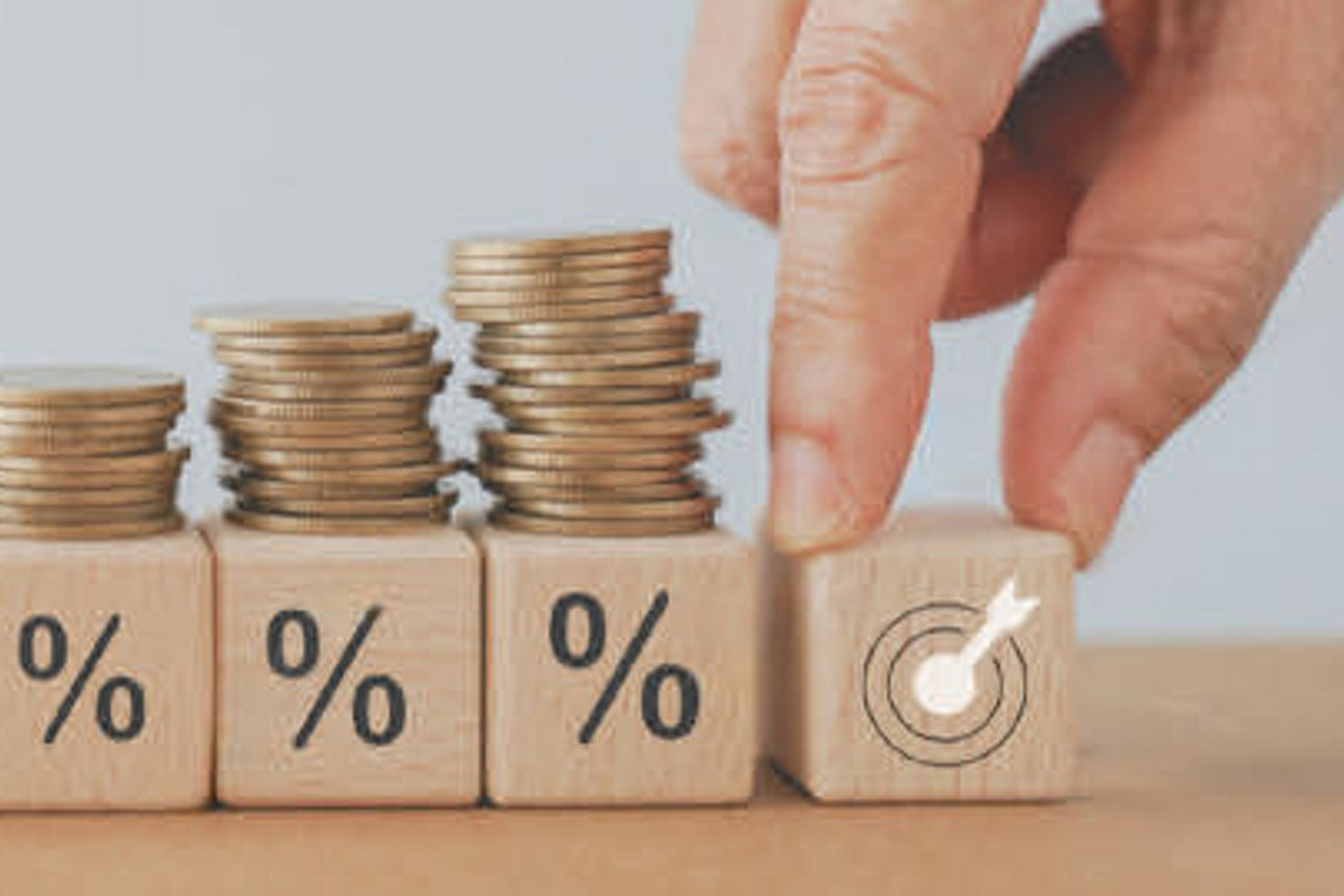 Würfel mit Geldmünzen