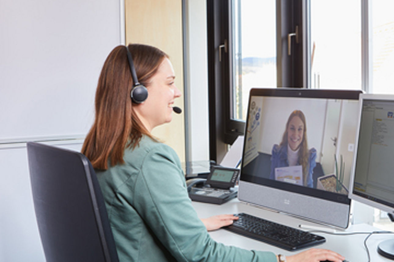 Bankmitarbeiterin am PC/Videoservice