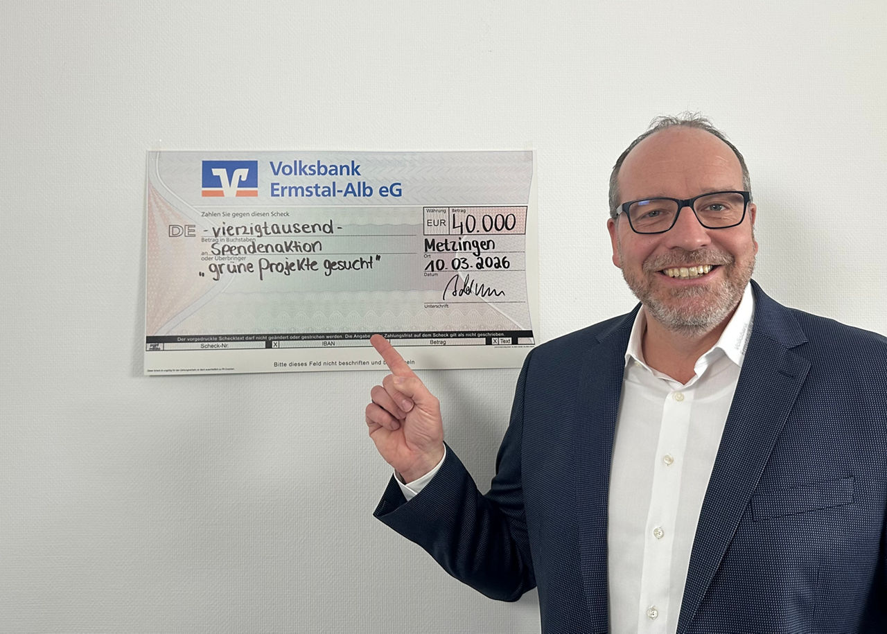 unser Vorstandsmitglied Michael Stadelmaier mit dem Spendenscheck über 40.000 Euro