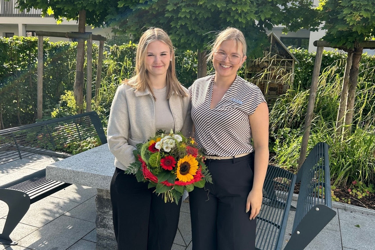 Mitarbeiterin Jessica Vakulin und Melissa Musial