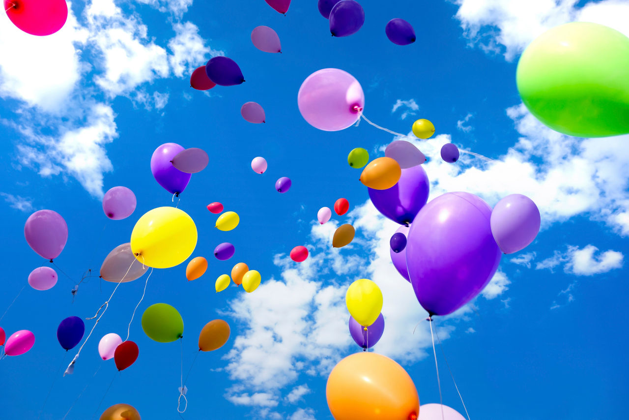 Luftballons fliegen am Himmel
