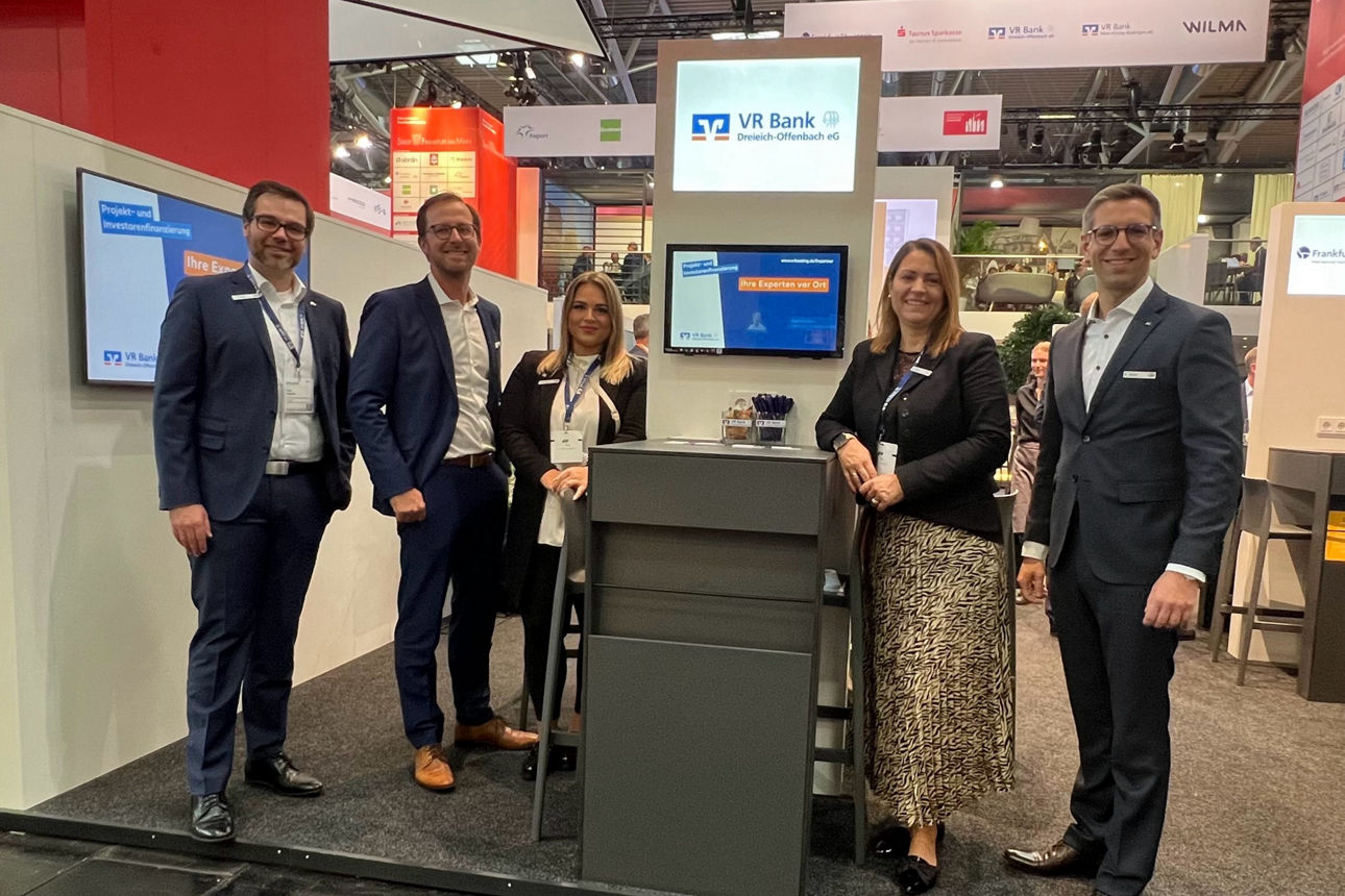 Mitarbeitende am Messestand der VR Bank Dreieich-Offenbach eG