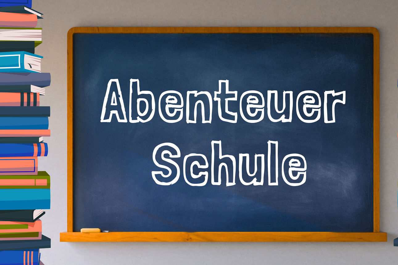 Blaue Kreidetafel mit dem Slogan "Abenteuer Schule" und Bücherstapel rechnts und links der Tafel