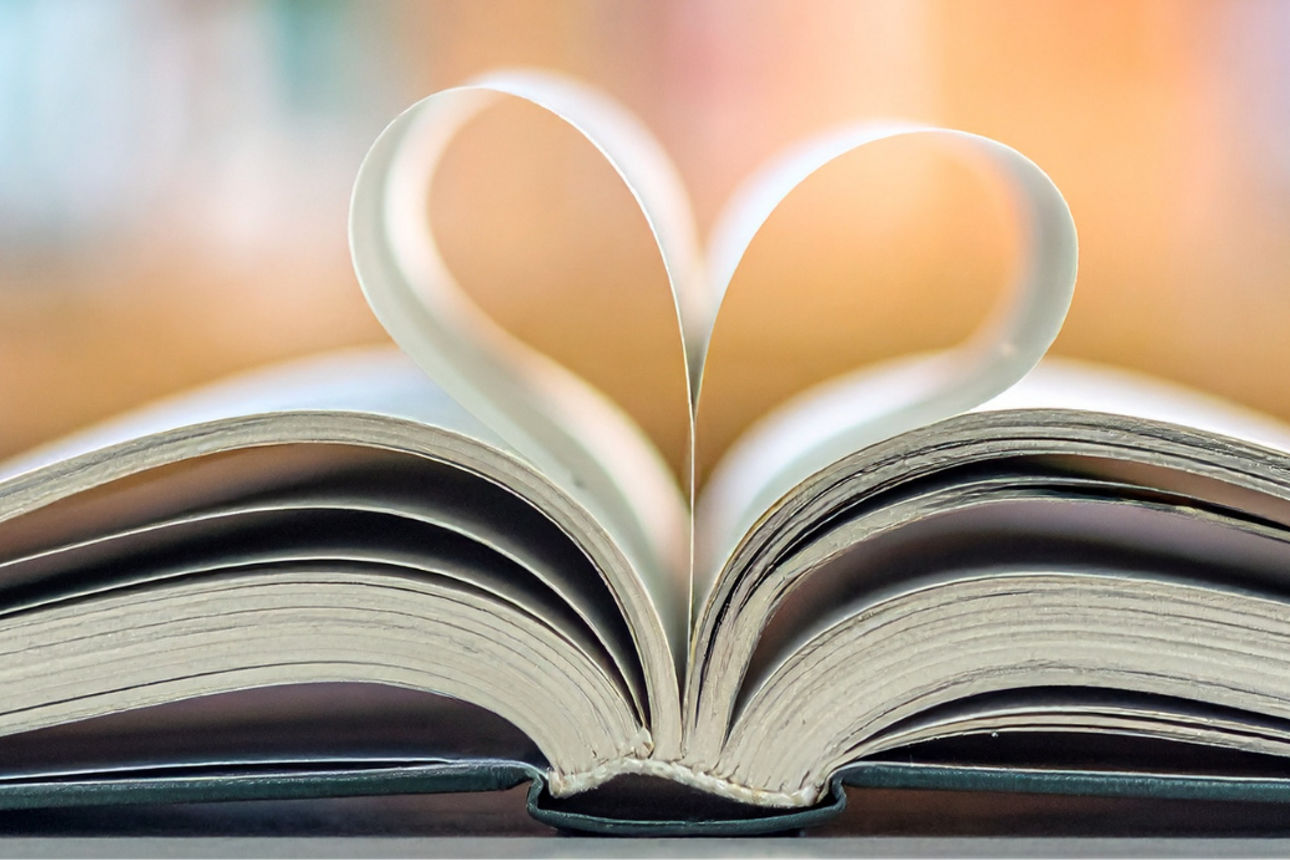 Buch, zwei Blätter zum Herz verschlungen