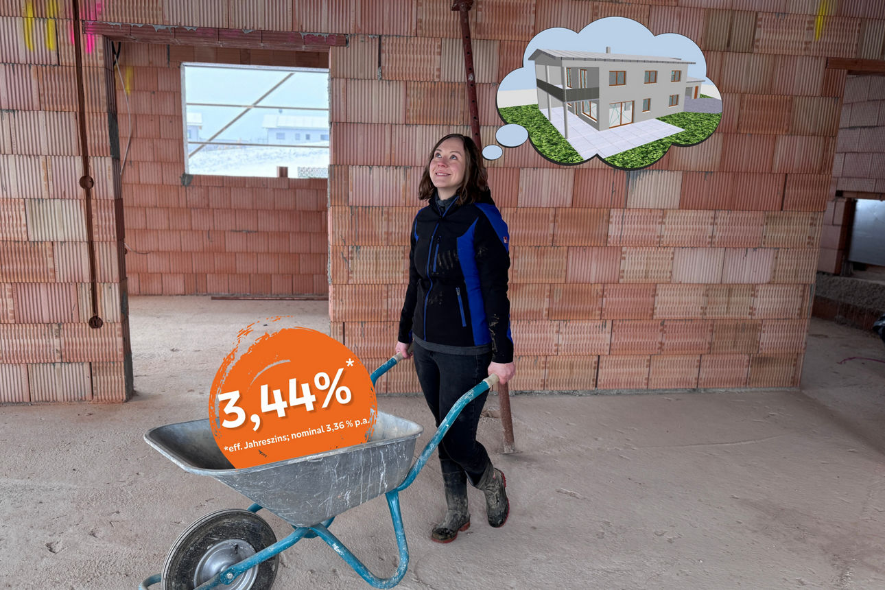 Frau auf Baustelle mit Schubkarren