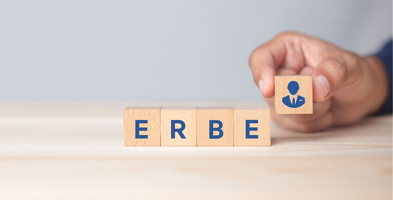 Bild mit Würfeln aus Holz und Aufschrift ERBE