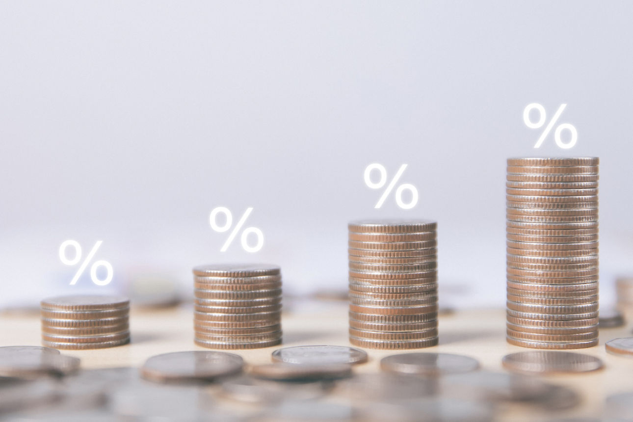 Steigende Geldtürme mit Prozentzeichen