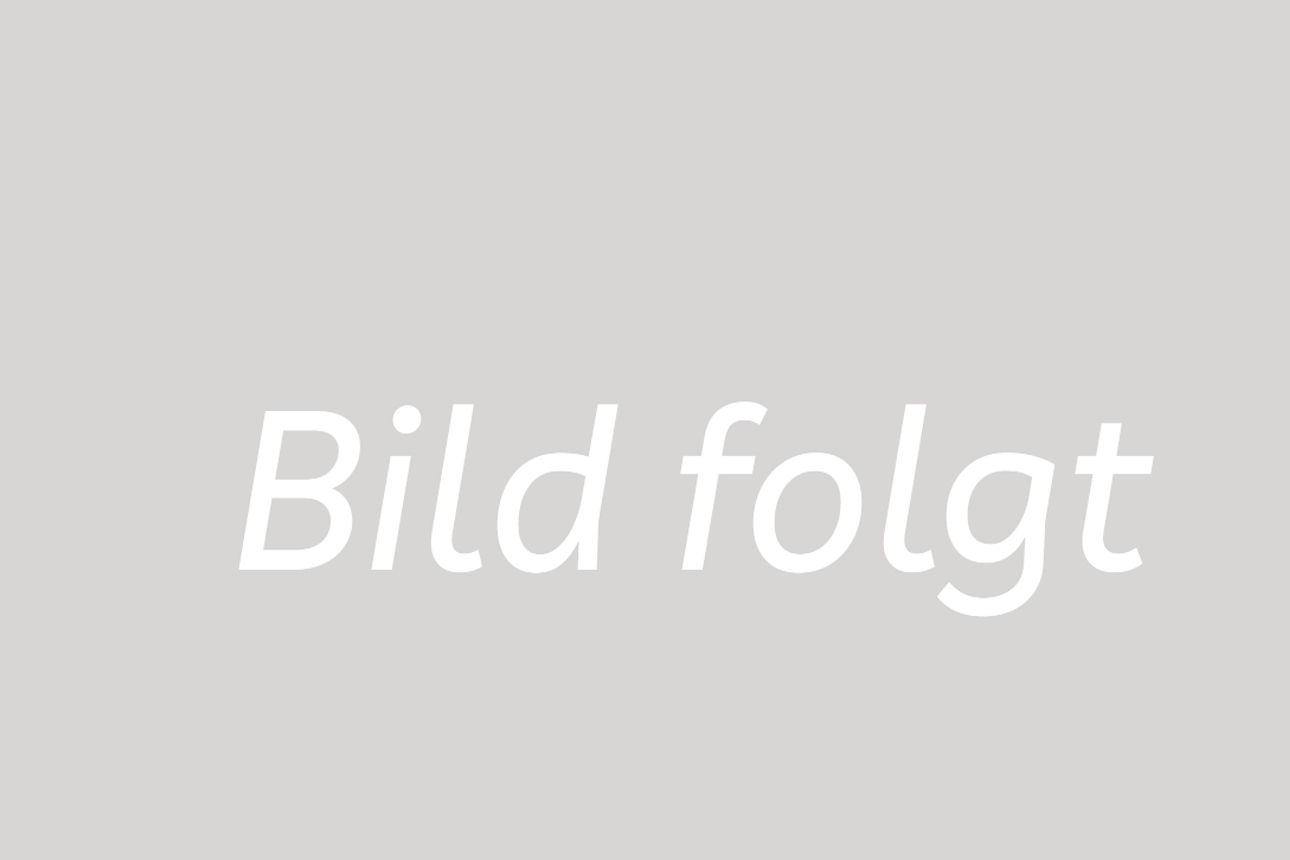 Ein Mann lächelt in die Kamera