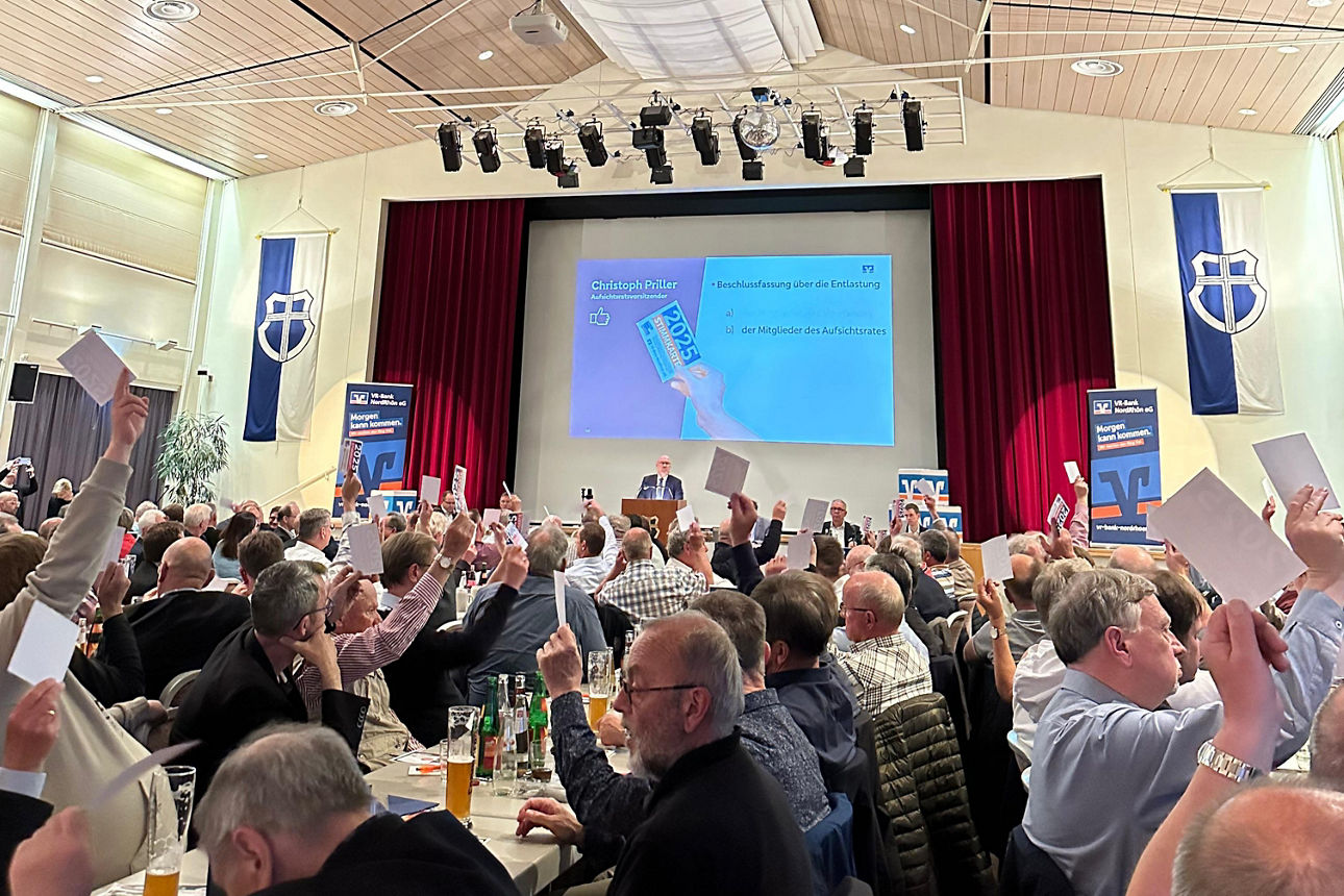 Vertreter heben die Stimmkarte hoch