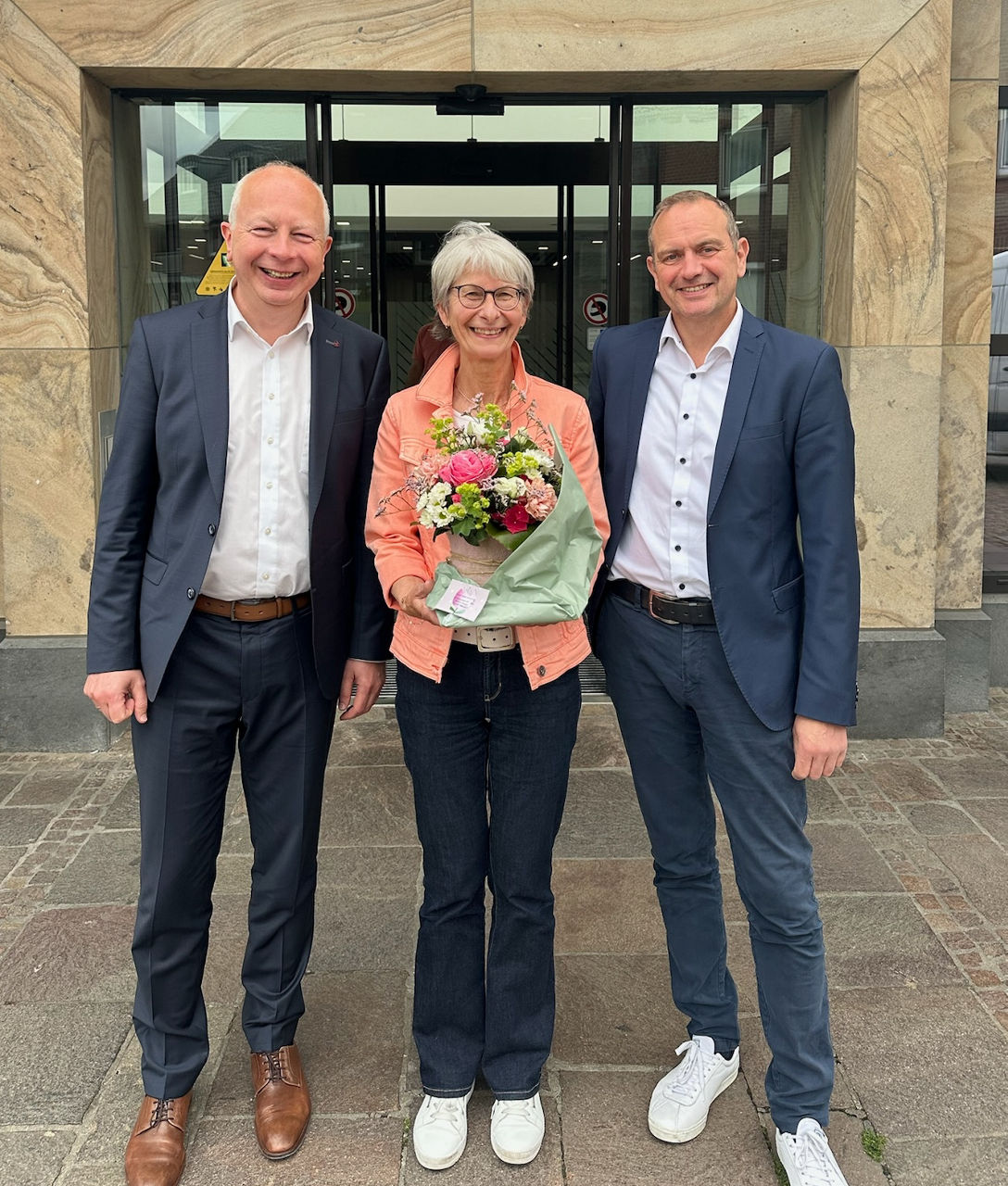 Thomas Große-Klönne und Carsten Gottbehöde überreichen Blumen an Bettina kreinest