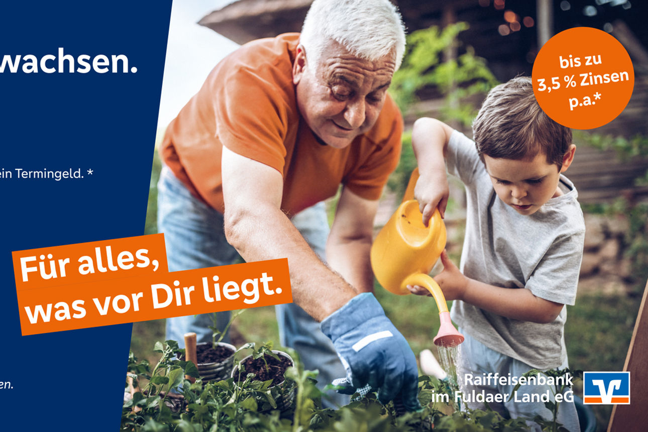 Werbegrafik: Sparangebot mit Großvater und Kind beim Gärtnern, Fokus auf Geldanlage.