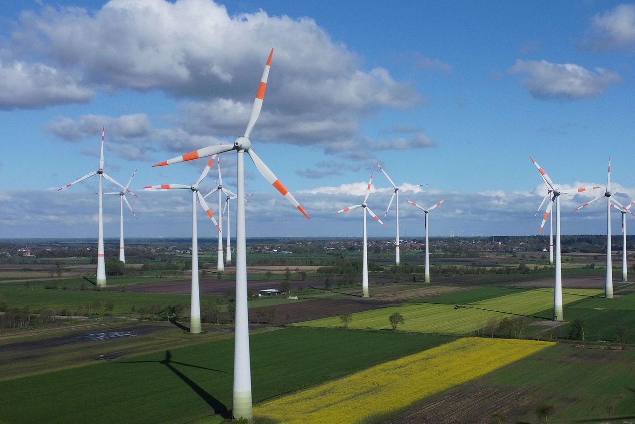 Panorama bild von mehreren Windräder