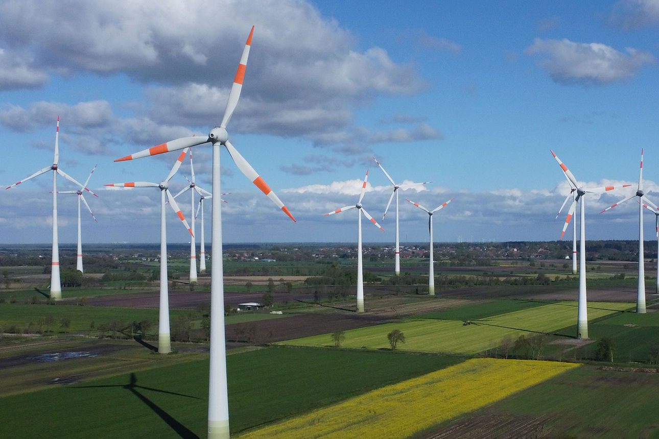 Panorama bild von mehreren Windräder