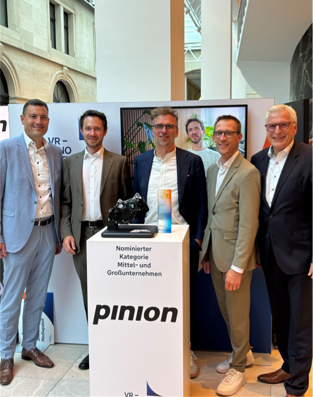 3 Mitarbeiter der Volksbank Mittlerer Neckar eG und 2 Mitarbeiter der Pinion GmbH auf einem Foto