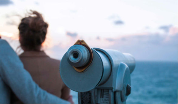 Eine Frau neben einem Fernrohr