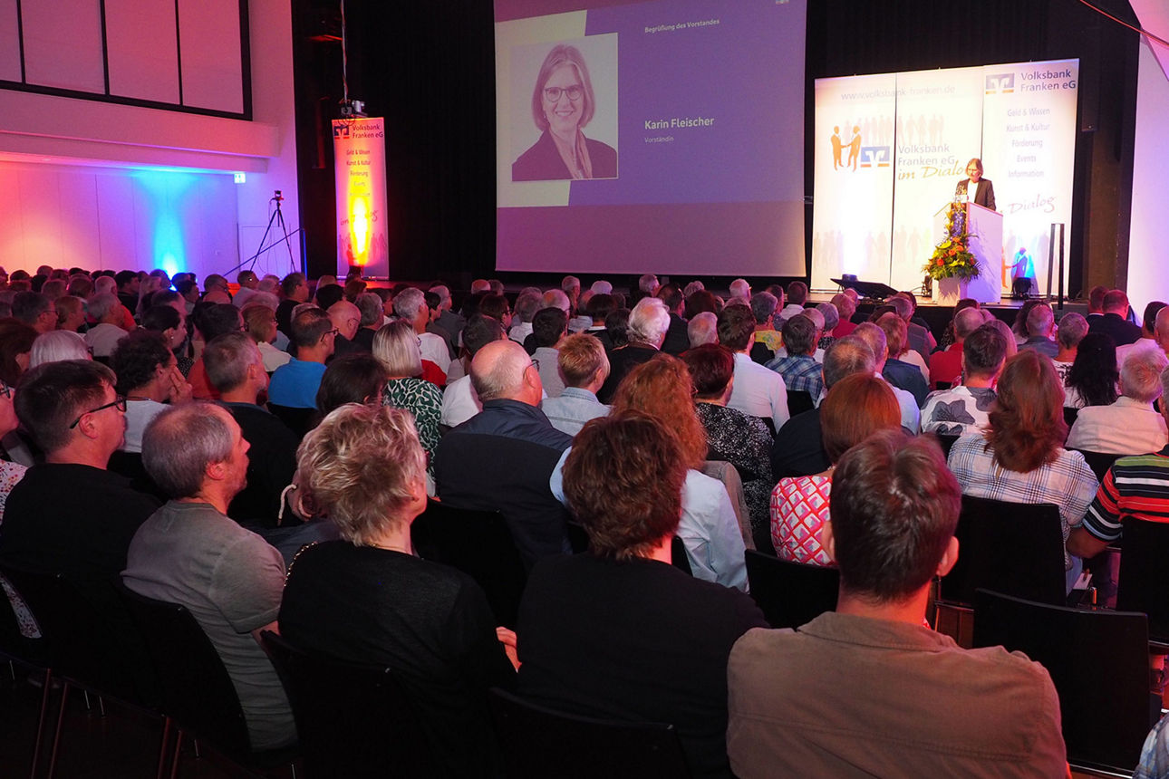 Viele Menschen sitzen in einem Saal