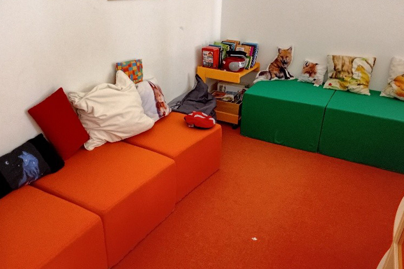 Orangene Polsterwürfel für die Kuschel-und Leseecke.