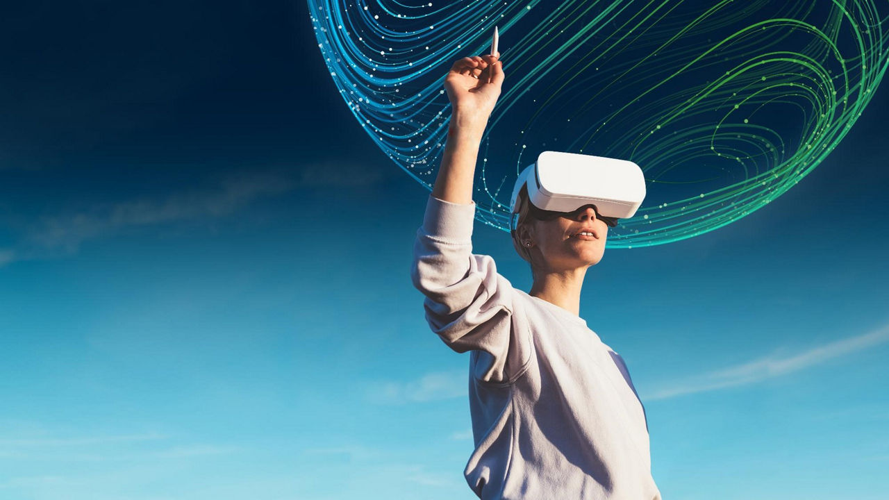 Ein Mann und ein Kind baden in einem See, daneben eine Abbildung eines Smartphones mit der VR Banking App