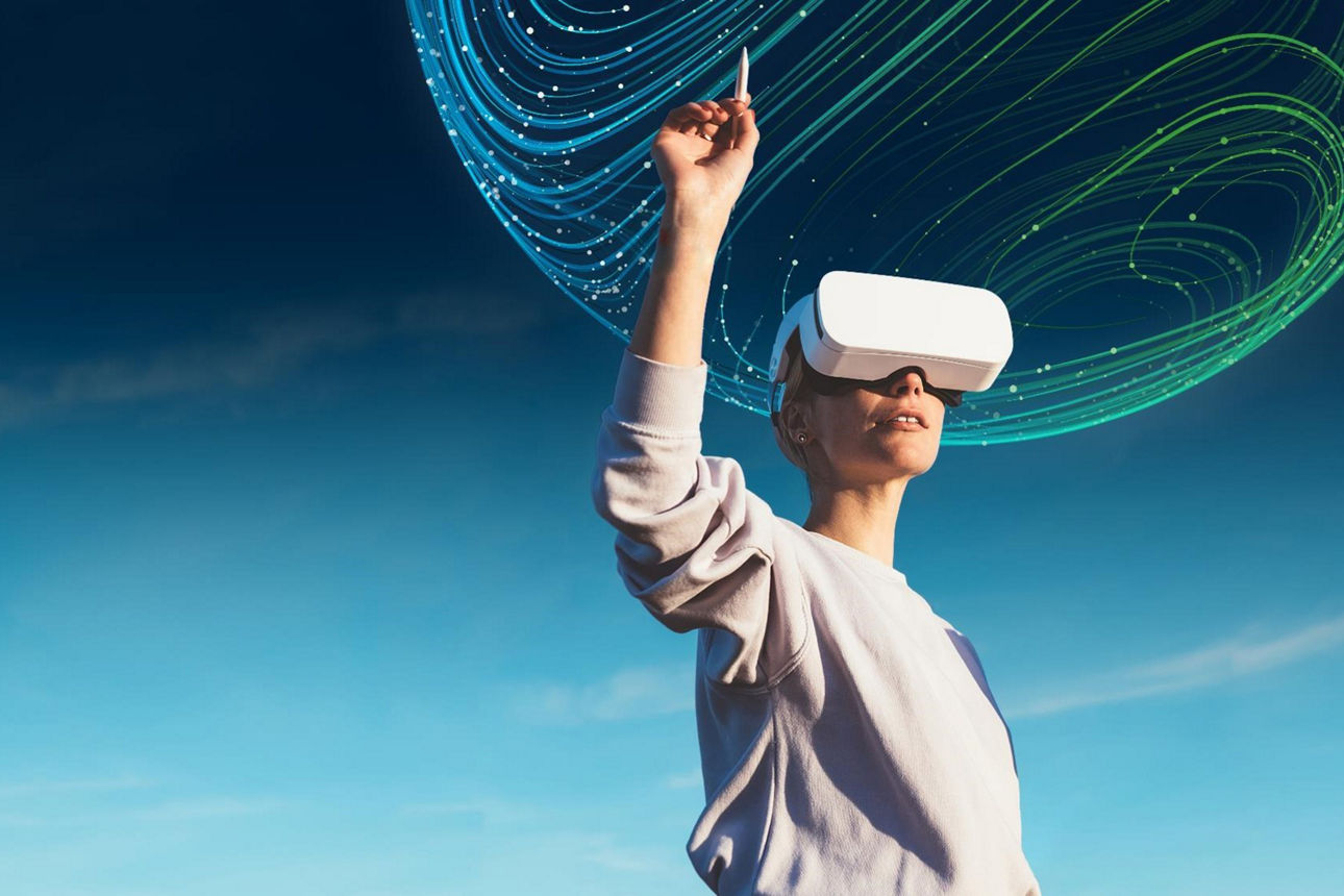 Ein Mann und ein Kind baden in einem See, daneben eine Abbildung eines Smartphones mit der VR Banking App