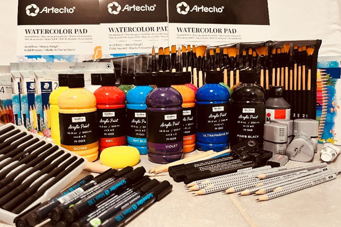 Ein Tisch mit Aquarell- und Filzstifte, Fineliner, Pinsel etc. für den Kunstunterricht. 