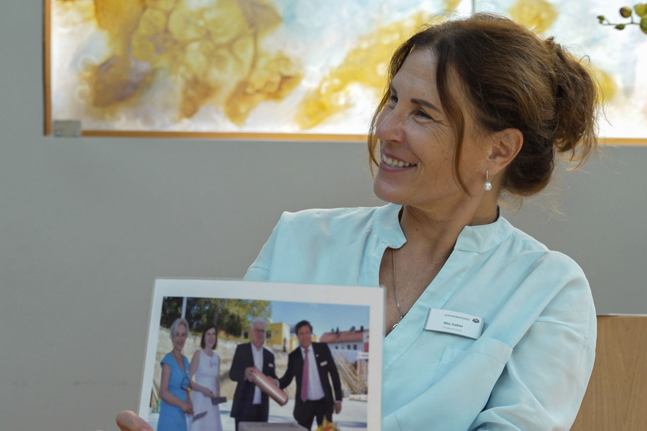 Rita Gabler zeigt stolz ein Foto der Gründerfamilie 