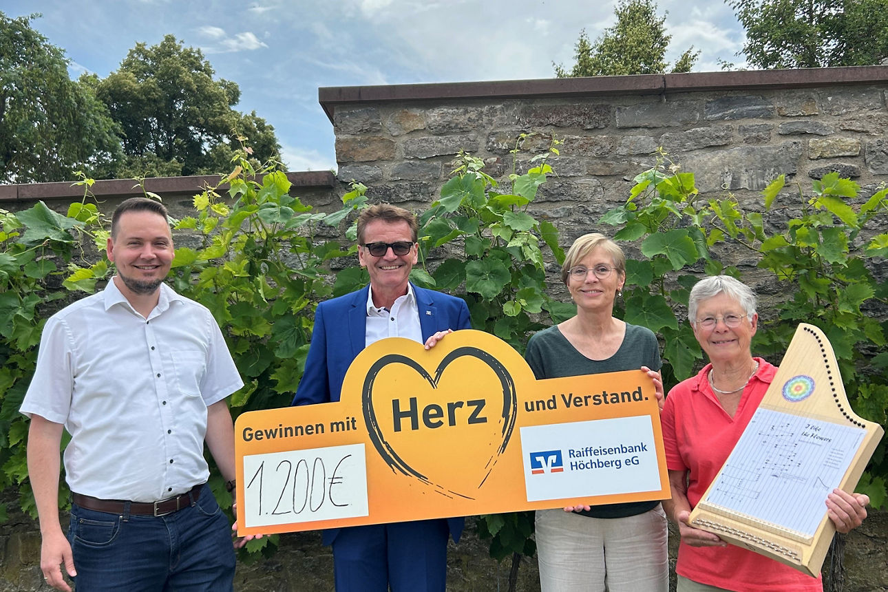 Zwei Damen und zwei Herren im freien mit einem provisorischen Scheck über 1.200 Euro.