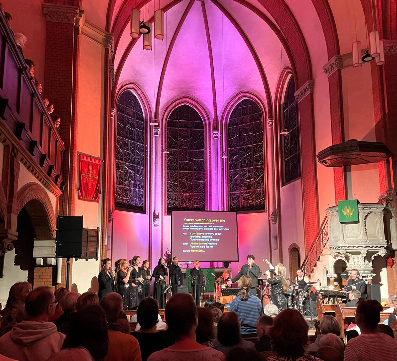 In einer Kirche spielen Musiker