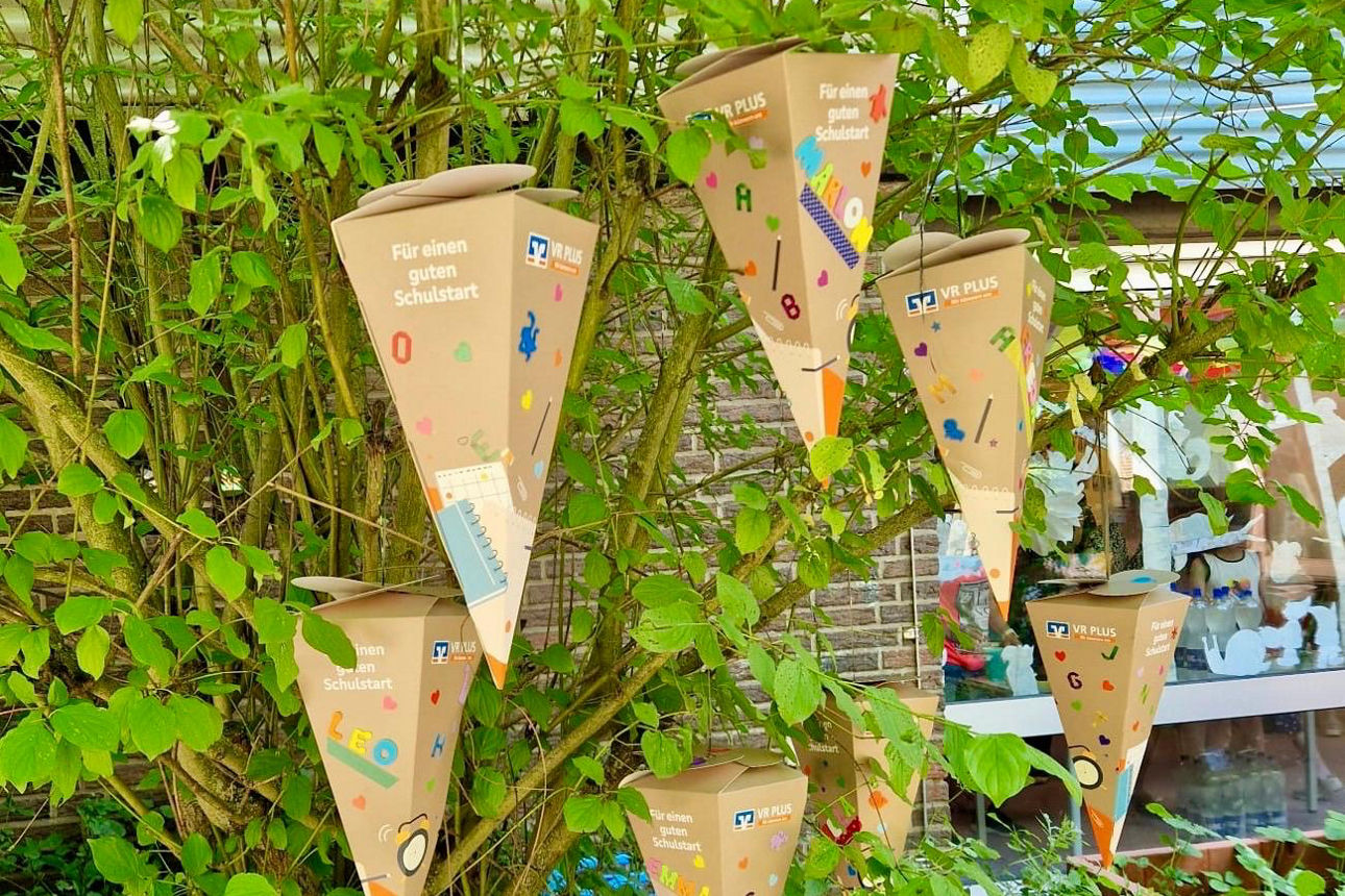 Auf einem Baum hängende Schultüten.