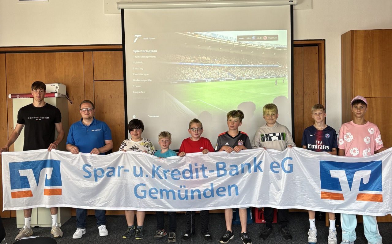 Kinder vor einer Leinwand.
