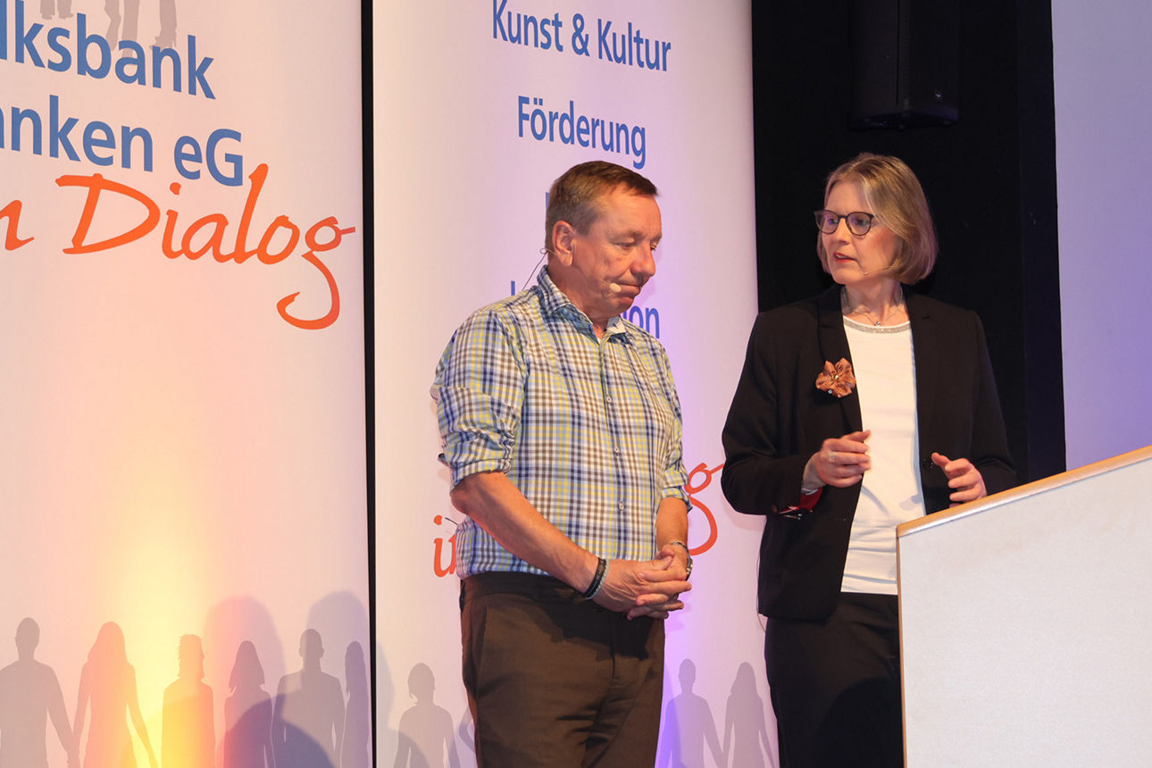 Norbert Faller von der Union Investment und Bankdirektorin Karin Fleischer stehen auf der Bühne