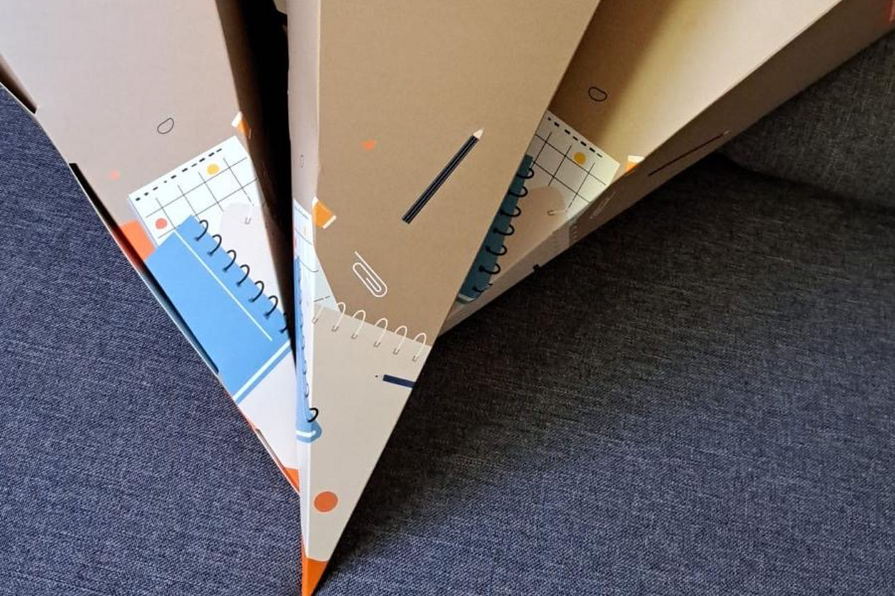 Schultüten auf einem Sofa.