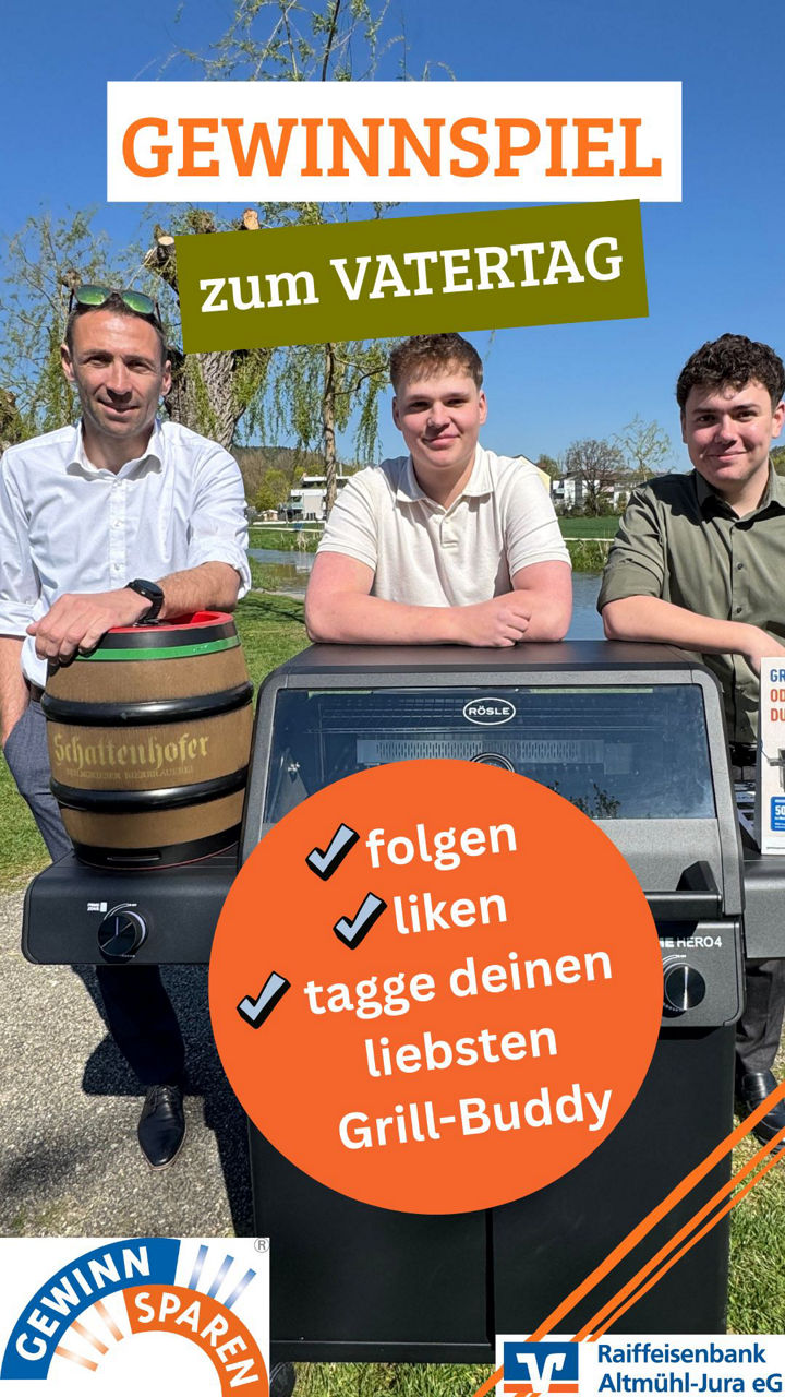 Drei Männer präsentieren einen Grill und ein Bierfass für ein Vatertags-Gewinnspiel der Raiffeisenbank.