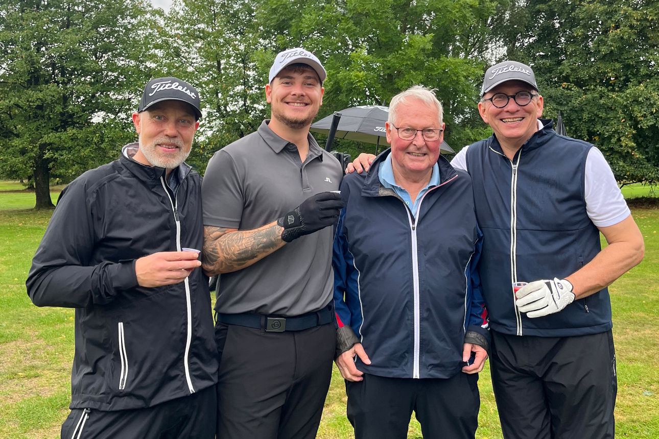 Ein gut gelaunter Flight auf dem Golfplatz, vier Männer