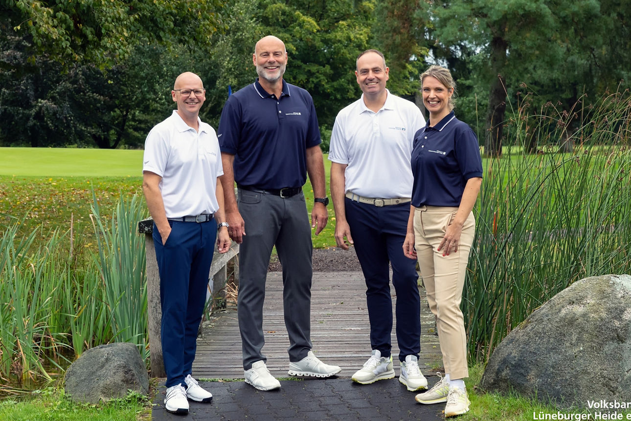 Vorstand der VBLH und der Stiftung auf einer Brücke auf dem Golfplatz in Golf-Outfits, gut gelaunt