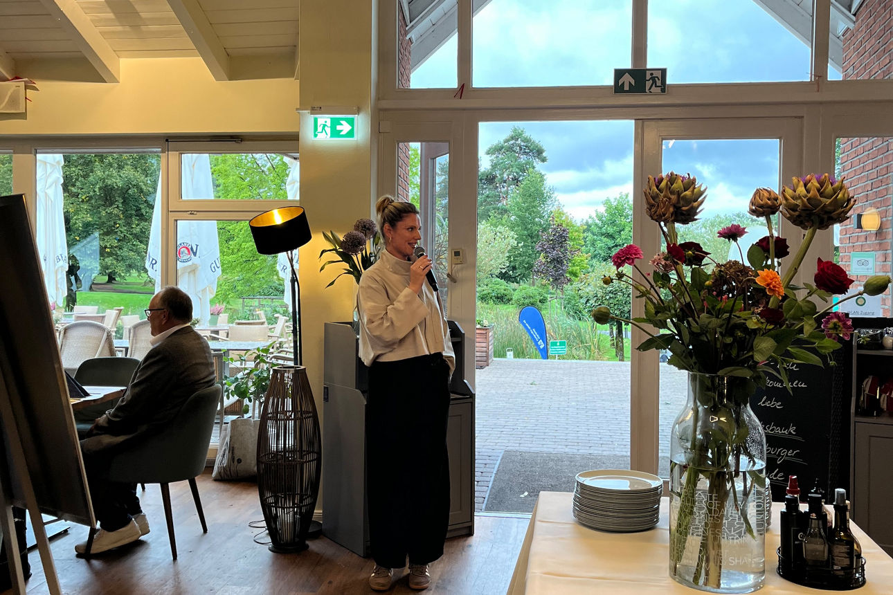 Martina Stehr, Stiftungsvorständin, im Clubhaus nach dem Turnier bei einer Ansprache am Mikrofon