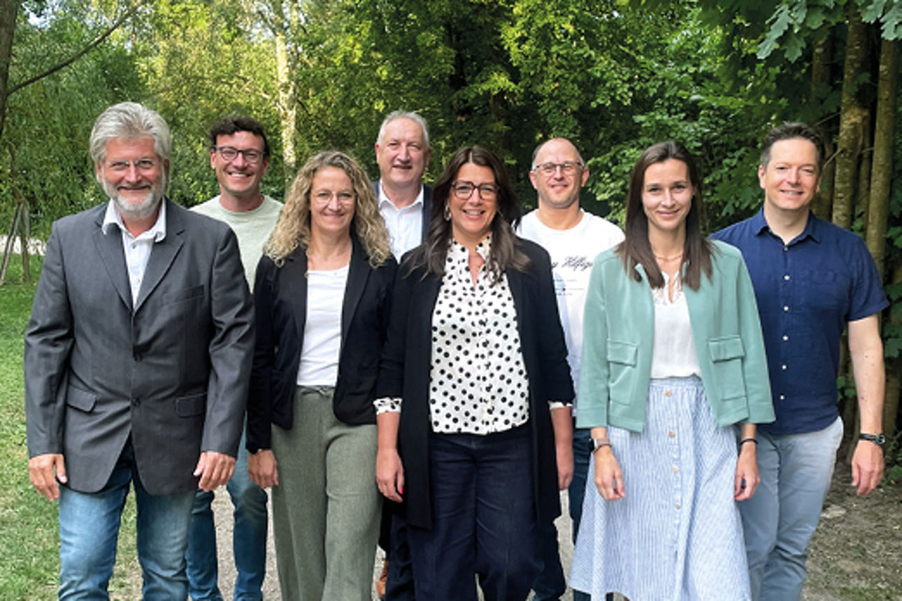 Gruppenbild des Aufsichtsrats mit acht Personen