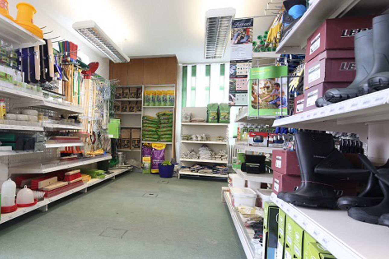 Das Innere eines Ladens mit Regalen, in denen eine Vielzahl von Artikeln zum Verkauf angeboten wird. 