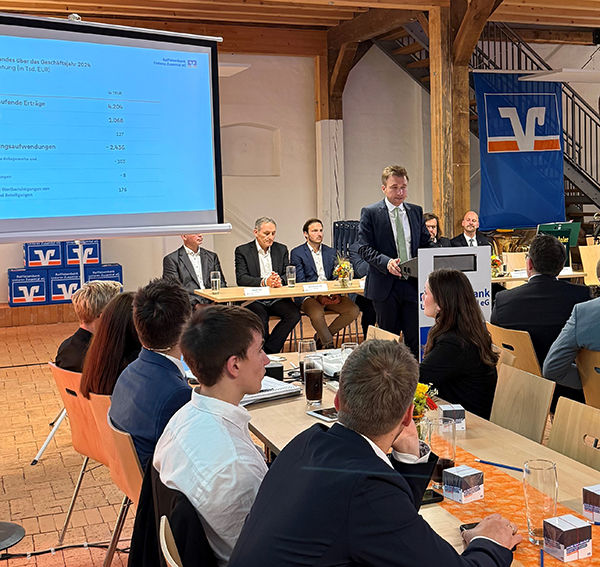 Bild von Bernhard Hopfner bei seiner Rede auf der Generalversammlung 2025