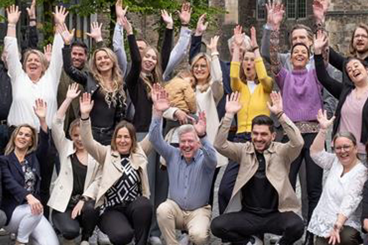 Viele Menschen die freudig die Arme heben