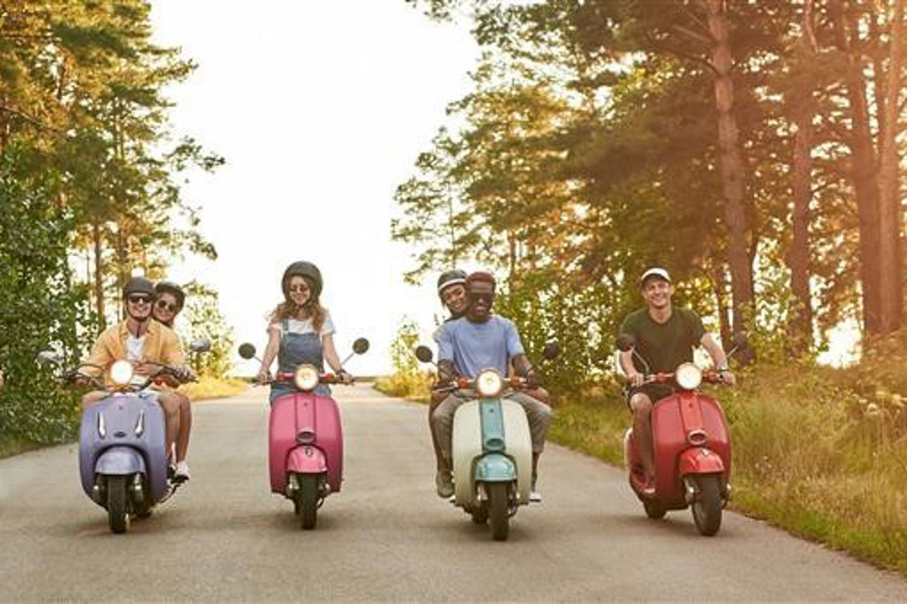 Junge Menschen fahen mit Mopeds, Mofas