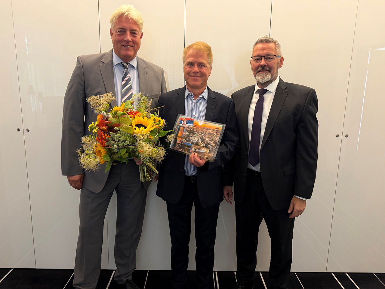 Vorstand Dr. Hauke Haensel und Jens Köhler verabschieden Sven Göring in den Ruhestand.