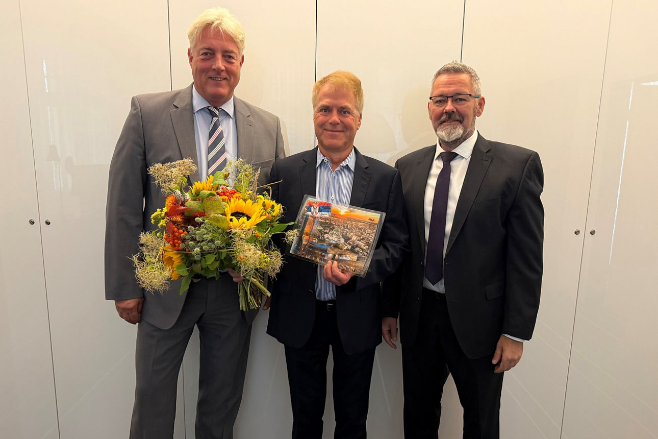 Vorstand Dr. Hauke Haensel und Jens Köhler verabschieden Sven Göring in den Ruhestand.