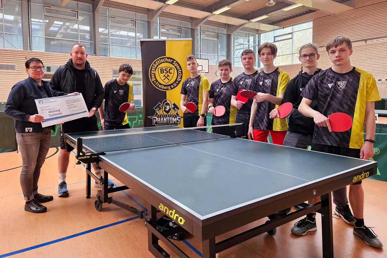Frau Belletti überreicht Herrn May und den Tischtennisspielern des BSC Freiberg eine Spende