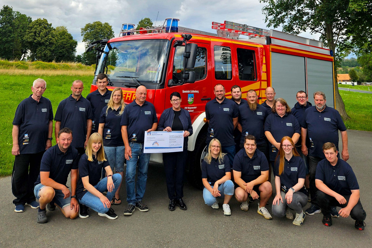 Frau Belletti überreicht den Kameradinnen und Kameraden der Freiwilligen Feuerwehr Weigmannsdorf-Müdisdorf eine Spende