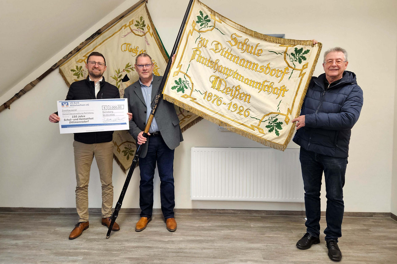 Herr Eisenbraun überreicht Bürgermeister Herrn Buschkühl und Herrn Hubricht für das Heimatfest Dittmannsdorf eine Spende