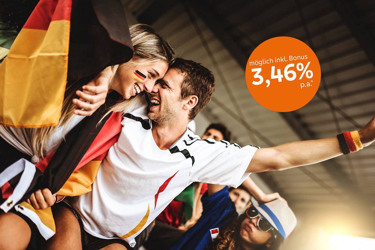 Paar im Deutschland-Outfit im Stadion - Konditionsvariante mit 3,46%