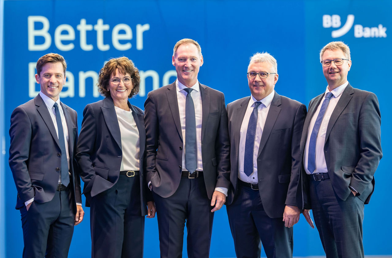 Vorstandsteam und Generalbevollmächtigter BBBank und Vorstandsteam PSD Bank Hessen-Thüringen stehen in einer Reihe