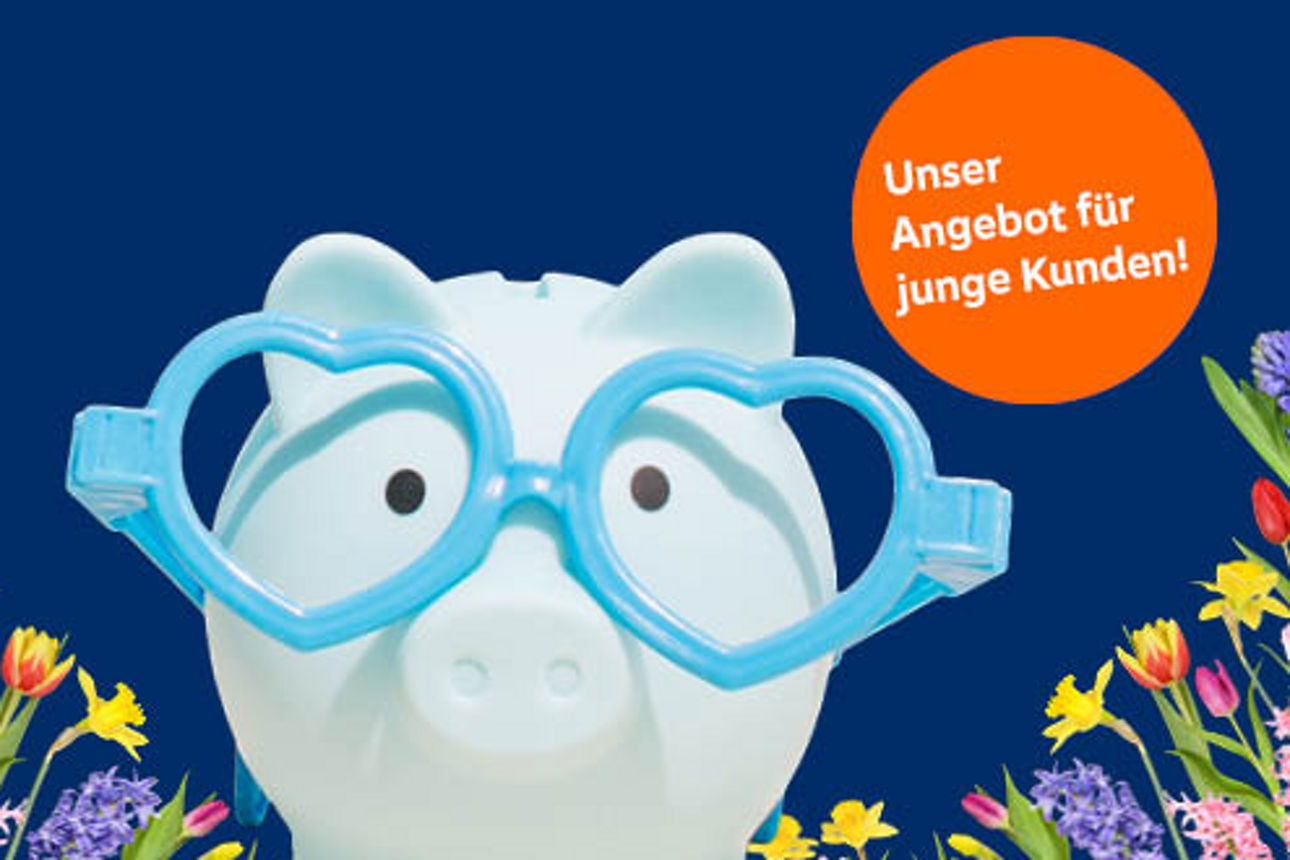 Blaues Sparschwein mit Herzbrille auf Blumenwiese