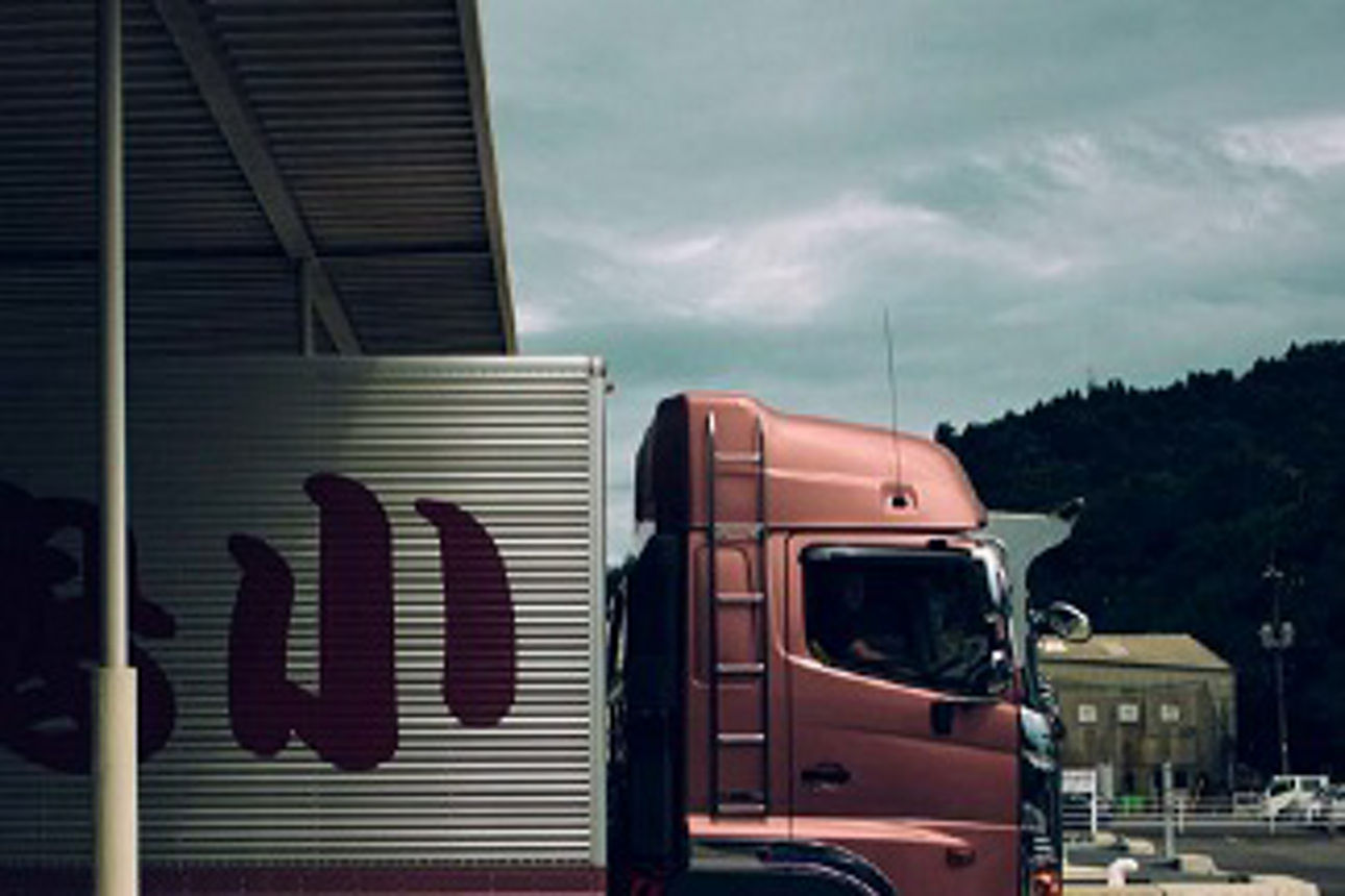 LKW fährt aus Hallentor