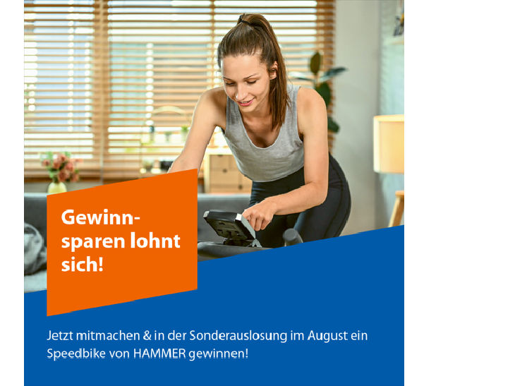 Frau sitzt auf einem Indoor-Speedbike